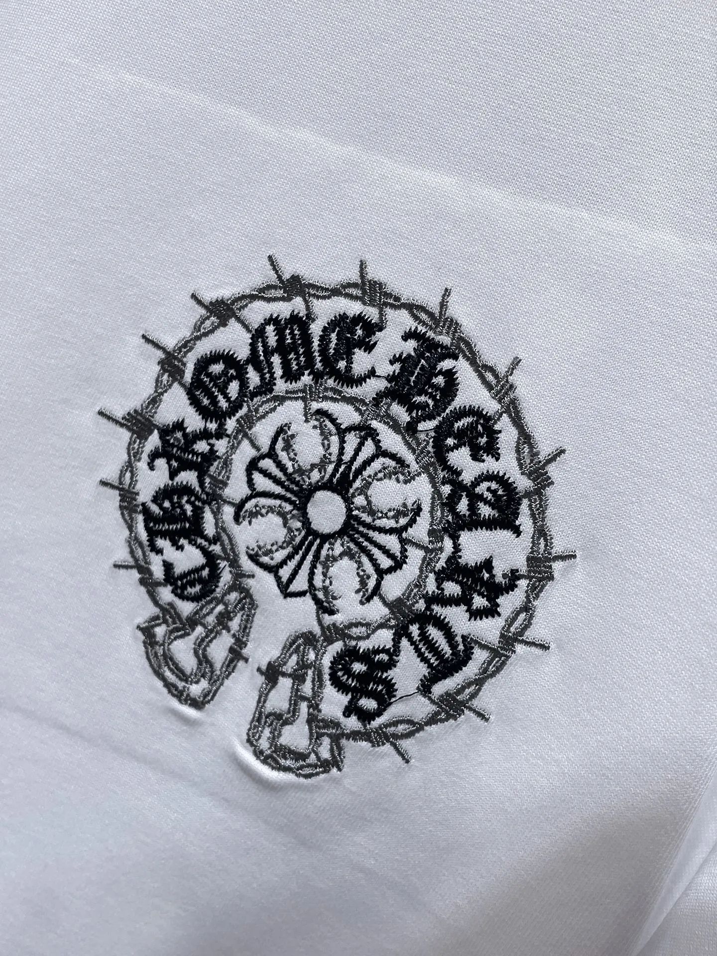 P166 New Chrome Hearts 25ss for summer. High gram weight, environmentally friendly and high-quality top-grade fabric. 280g. Heavy-duty horseshoe roller frayed embroidered short sleeves. Counter synchronization. Re-engraved version 1:1. Recommended color: black white. Size: S, M, L, XL.
